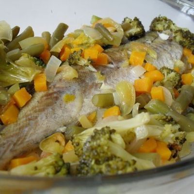 Рыба с овощами в духовке.