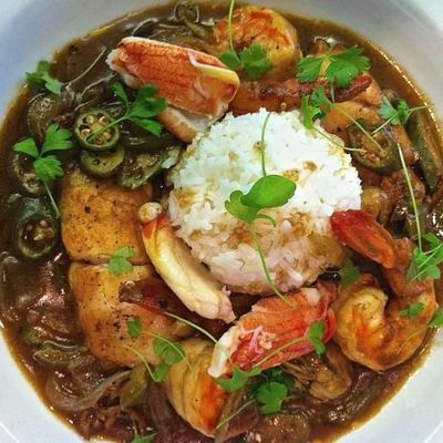 Суп гамбо с морепродуктами и бамией