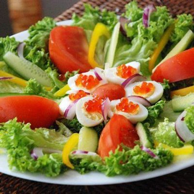 Салат с перепелиными яйцами и красной икрой