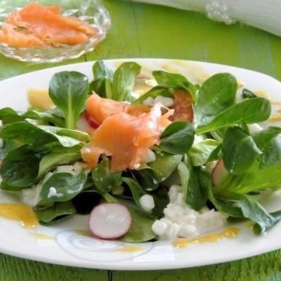 Весенний салат с красной рыбой и овощами