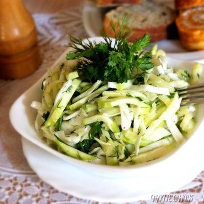 Сочный салат с кабачком и капустой