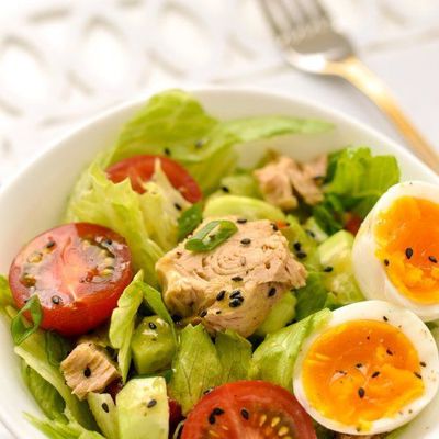 Овощной салат с тунцом и яйцом