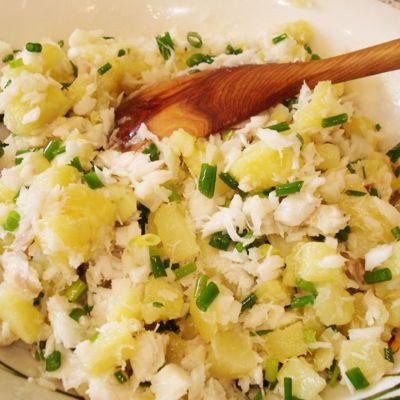 Салат с вареной рыбой, картофелем и зеленым луком