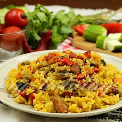 Рассыпчатый рис с мясом и овощами