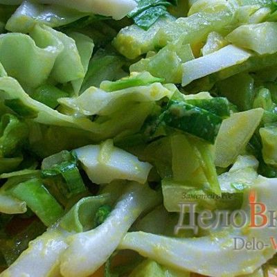 Салат из свежей капусты, огурцов и зеленого салата