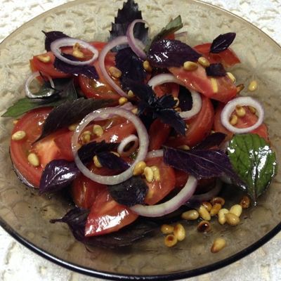 Салат с помидорами и кедровыми орешками