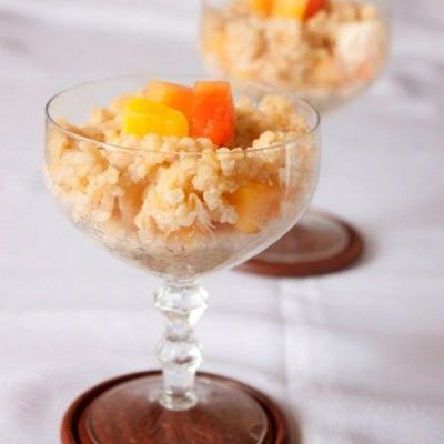 Десертная каша из булгура на кокосовом молоке с папайей и манго