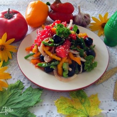 Овощной салат с маслинами и кунжутом