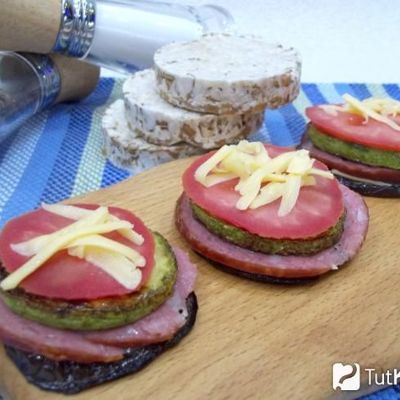 Овощные бутерброды с колбасой