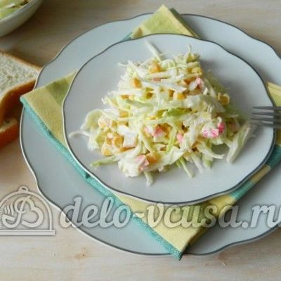 Салат с капустой и крабовыми палочками