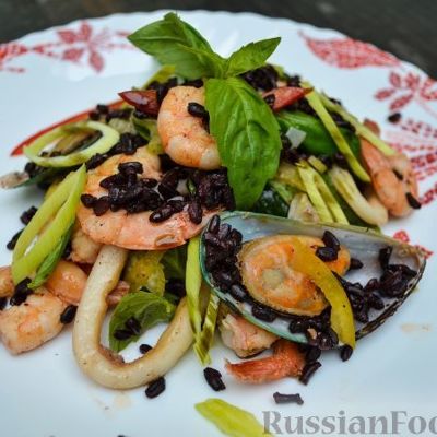 Салат из морепродуктов с черным рисом