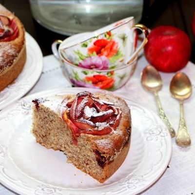 Миндальный пирог с яблоками и ежевикой
