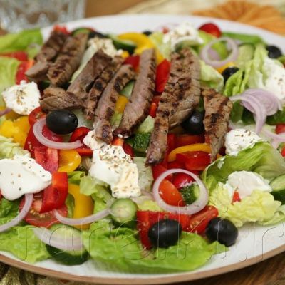 Греческий салат с говядиной-гриль