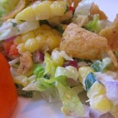 Салат с кукурузой и чипсами
