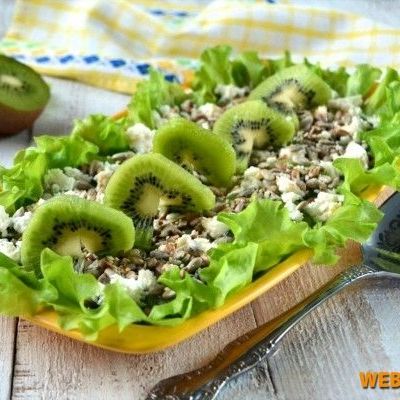 Зелёный салат с киви и семечками