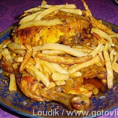Курица с черносливом и картофелем фри