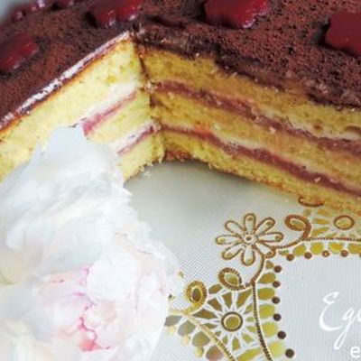 Бисквитный торт со сметанным кремом и малиновым курдом Восторг
