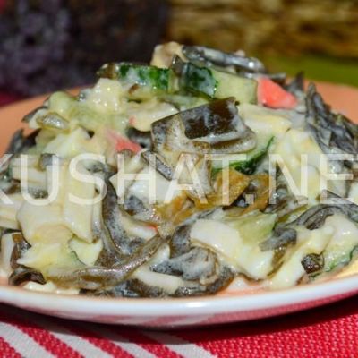 Салат из морской капусты с крабовыми палочками и яйцом