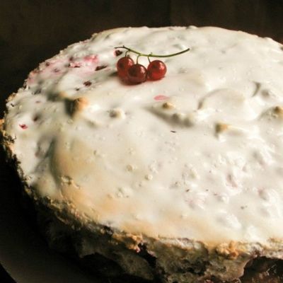 Песочный пирог с начинкой из красной смородины