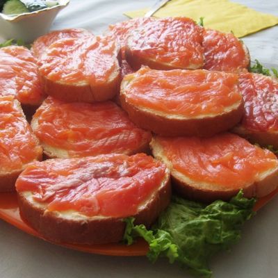 Классический бутерброд с красной рыбой и зеленью