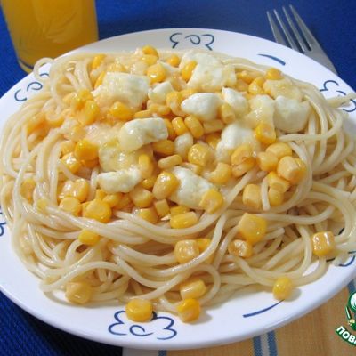 Спагетти с жареным сыром и кукурузой