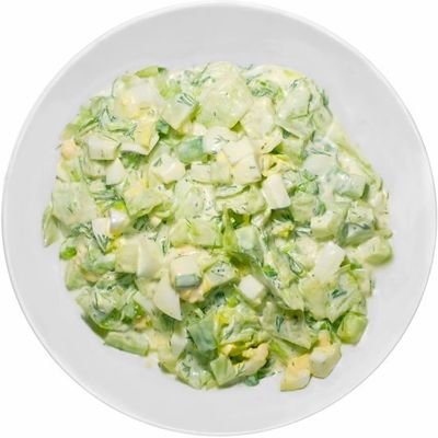Зеленый салат со сметаной и яйцом