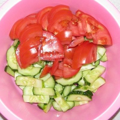 Овощной салат из помидоров и огурцов