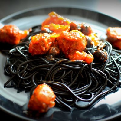 Чернильные спагетти и красный соус
