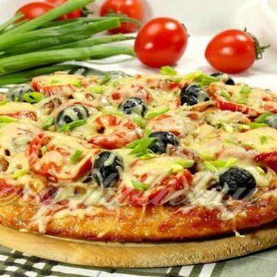 Пицца на дрожжевом тесте с мясом, помидорами и сыром