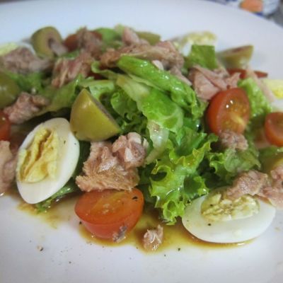 Салат с тунцом, салатом айсберг, помидорами черри, оливками с соусом из бальзамического уксуса