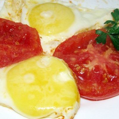 Жареная яичница с помидорами