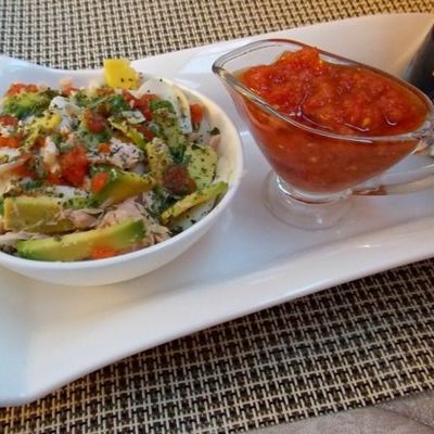 Рыбный салат с авокадо под томатно-соевым соусом