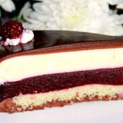 Торт-суфле с белым шоколадом и красным вином