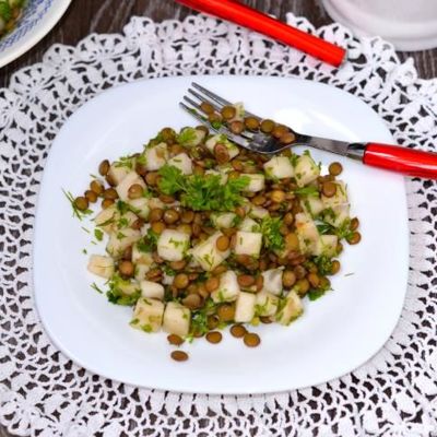 Салат из зеленой чечевицы и сладкой груши