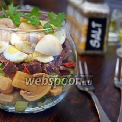 Слоёный салат с бастурмой, грибами и перепелиными яйцами