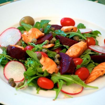 Салат с лососем и овощами