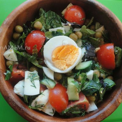 Салат с рукколой, овощами и яйцами