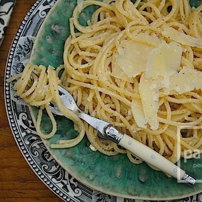 Спагетти с сыром и яйцом