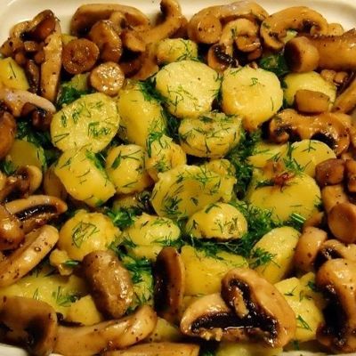 Картошка с грибами на сковородке