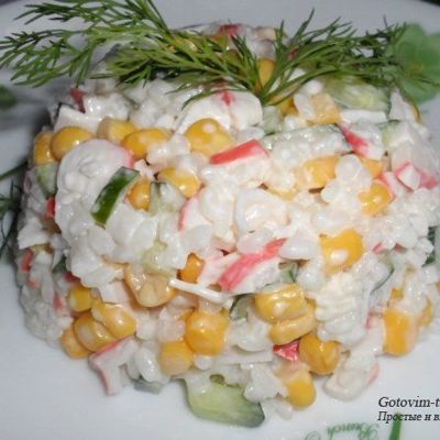 Салат с крабовыми палочками, кукурузой и рисом