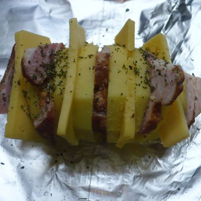 Картошка гармошка в духовке с грудинкой и сыром