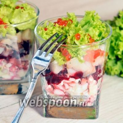 Салат порционный в стаканах с селёдкой и красной икрой