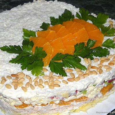 Слоёный салат с курицей, апельсинами и плавленым сыром