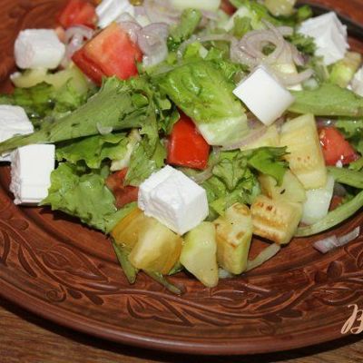 Салат с жареными кабачками, салатными листьями и сыром