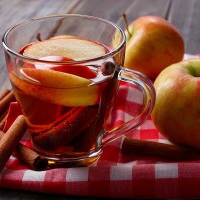 Горячий яблочный сок со специями