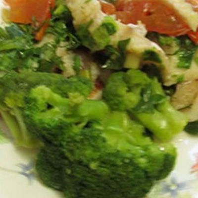 Диетический морской окунь, запеченный с овощами
