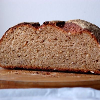 Цельнозерновой хлеб с грецкими орехами и светлым изюмом