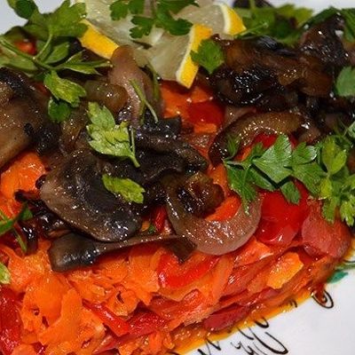 Вегетарианский салат с грибами