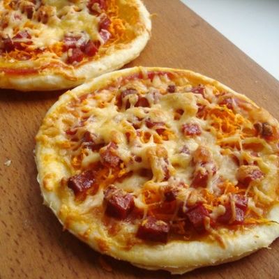Мини-пицца из слоеного теста с колбасой, сыром и морковью