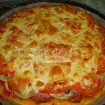 Пицца с колбасой грибами и помидорами в духовке